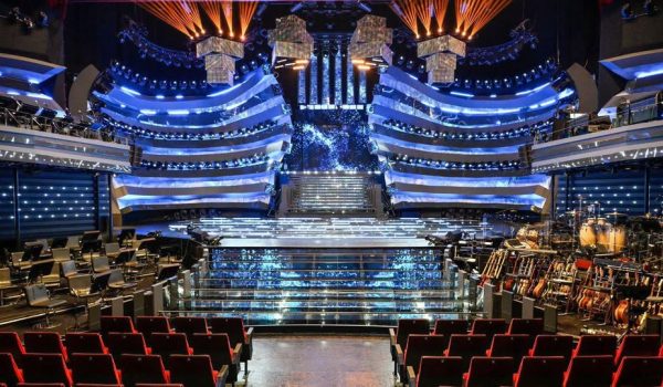 L’architetto Riccardo Bocchini ha vestito il palco dell’Ariston Sanremo 2025. Una scenografia che muta il suo aspetto per vestire di nuove atmosfere ogni canzone